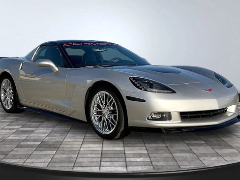Used 2005 Chevrolet Corvette Coupe w/ Preferred Equipment Group RWD image 3