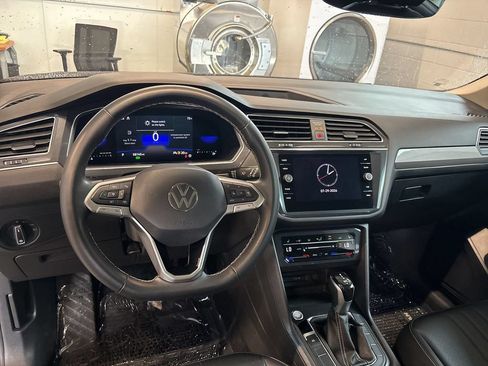 Used 2022 Volkswagen Tiguan SE AWD/4WD image 17