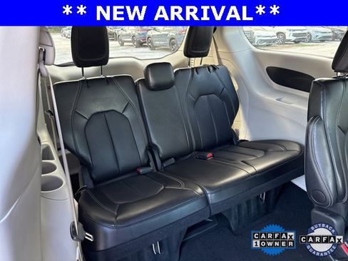 Used 2024 Chrysler Pacifica Touring-L image 8
