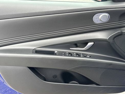 Certified 2021 Hyundai Elantra Limited FWD image 18