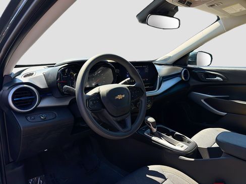 Used 2025 Chevrolet Trax LS w/ LS Convenience Package FWD image 4