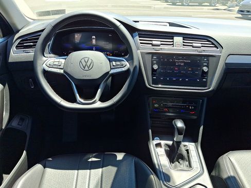 Used 2024 Volkswagen Tiguan SE w/ Panoramic Sunroof Package FWD image 12