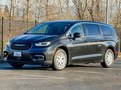Used 2023 Chrysler Pacifica Touring-L image 7