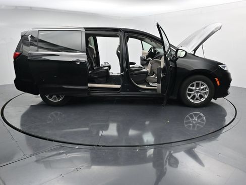 Used 2023 Chrysler Pacifica Touring-L FWD image 41