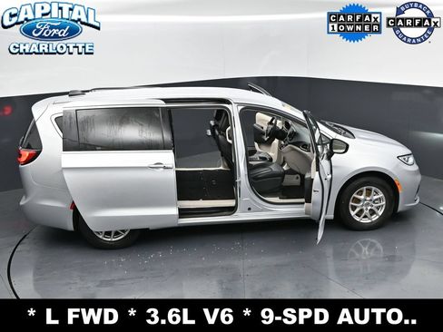 Used 2023 Chrysler Pacifica Touring-L FWD image 31