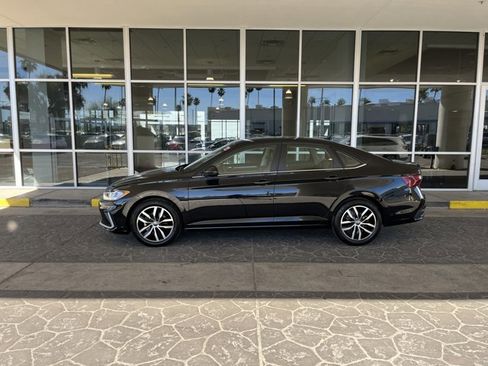 Used 2025 Volkswagen Jetta SE image 2