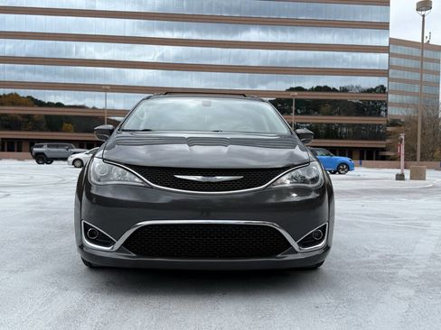 Used 2017 Chrysler Pacifica Touring-L image 4