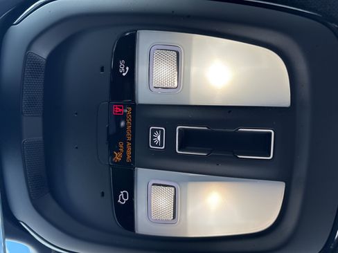 Certified 2025 Volvo XC40 B5 Core AWD/4WD image 9
