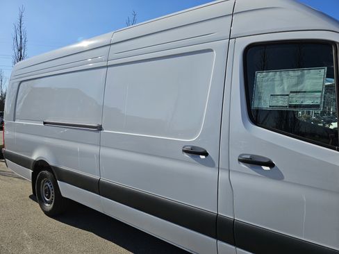 New 2025 Mercedes-Benz Sprinter 2500 image 32