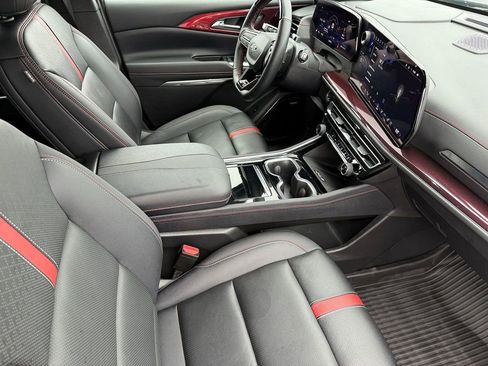 Used 2025 Chevrolet Traverse RS image 24