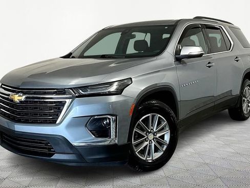 Used 2023 Chevrolet Traverse LT image 2