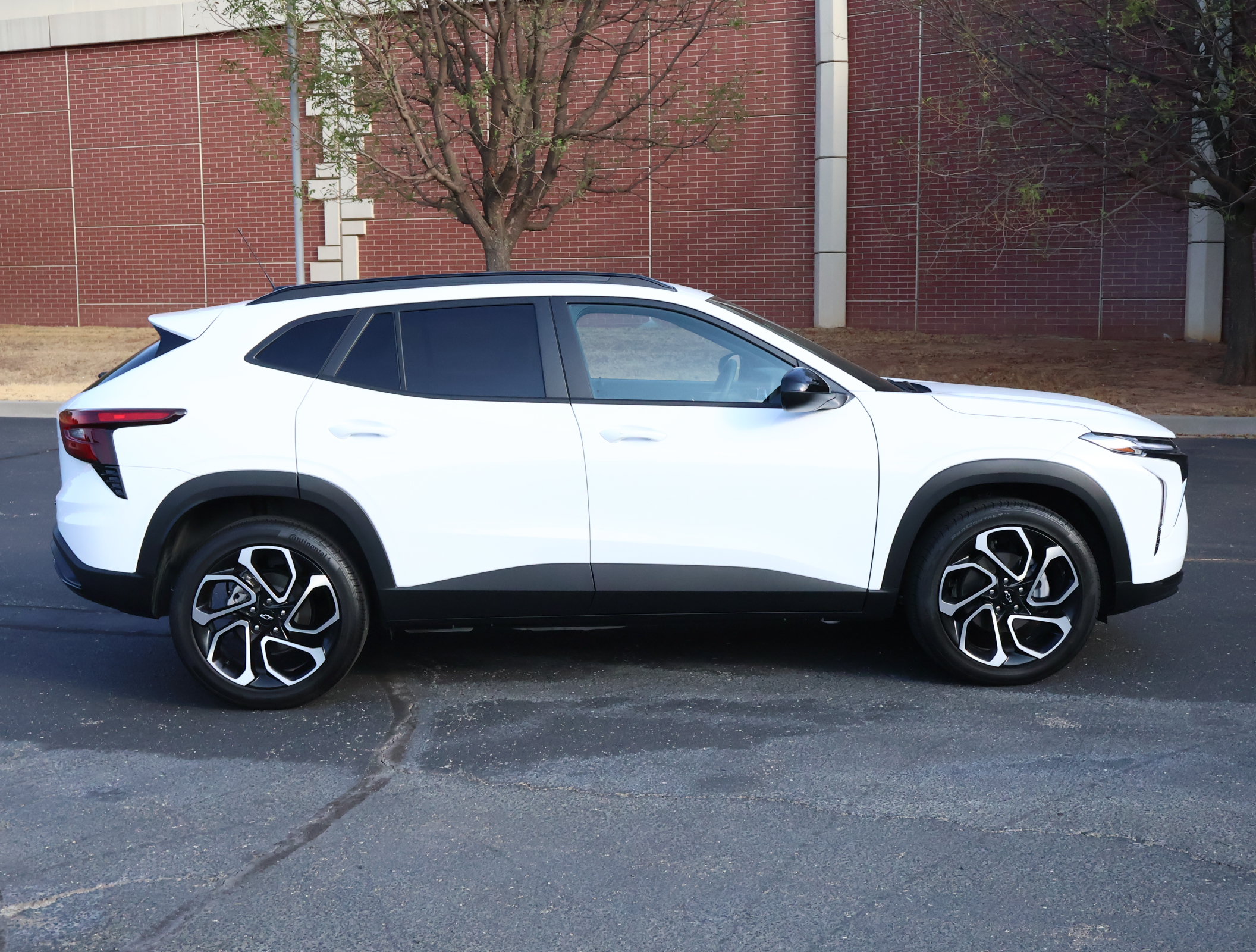 Used 2025 Chevrolet Trax RS w/ Sunroof Package FWD image 32