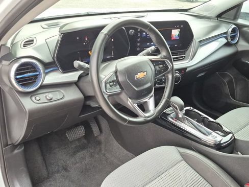 Used 2025 Chevrolet Trax LT w/ LT Convenience Package FWD image 36