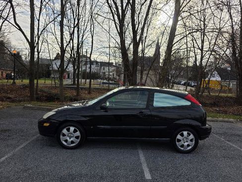 Used 2001 Ford Focus ZX3 Hatchback image 3