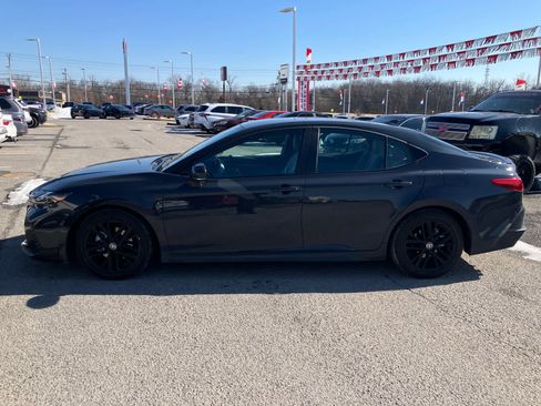 Used 2025 Toyota Camry SE image 4