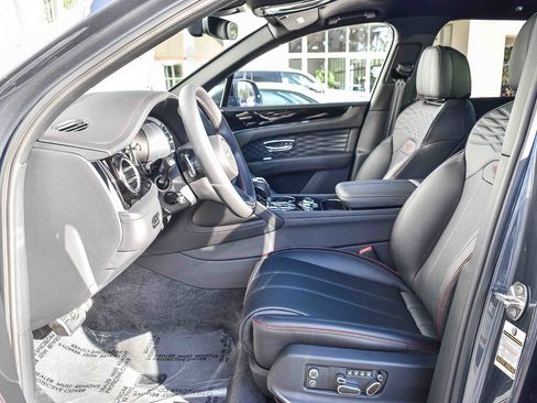 New 2025 Bentley Bentayga Extended Wheelbase image 17