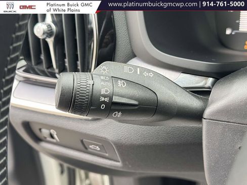 Used 2019 Volvo S60 T6 Momentum w/ Premium Package image 24