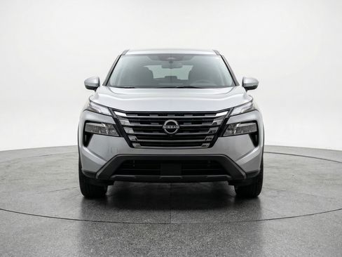 Used 2025 Nissan Rogue SV image 2