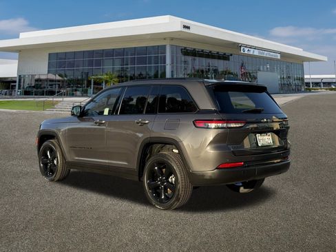 Used 2022 Jeep Grand Cherokee Altitude image 8