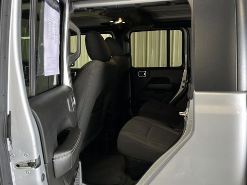 Used 2023 Jeep Gladiator Overland image 12