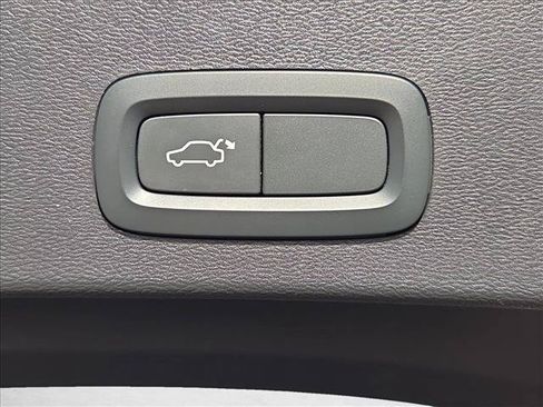 Used 2021 Volvo XC40 T4 Momentum FWD image 7