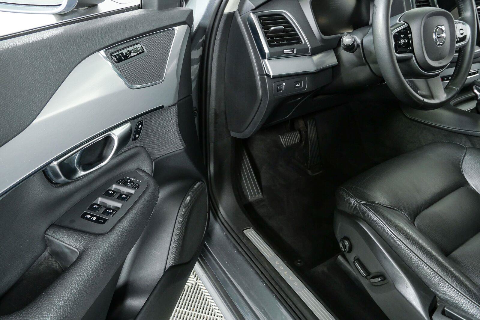 Used 2018 Volvo XC90 T6 Momentum w/ Convenience Package AWD/4WD image 7