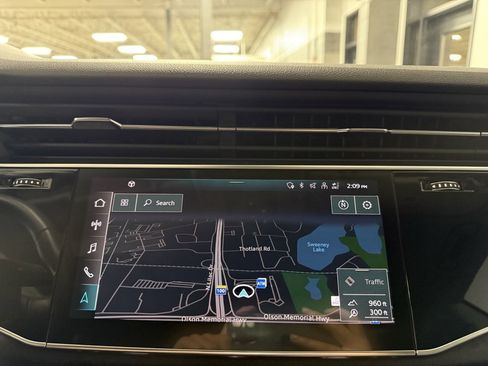 Used 2022 Audi Q8 Premium image 12