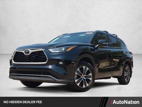Used 2021 Toyota Highlander XLE AWD/4WD image 1