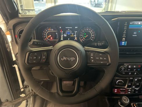 Used 2025 Jeep Gladiator Rubicon w/ Convenience Group image 17