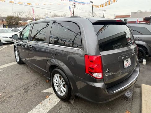 Used 2019 Dodge Grand Caravan SXT image 4