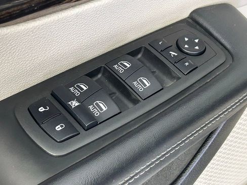 Used 2023 Chrysler Pacifica Limited image 36