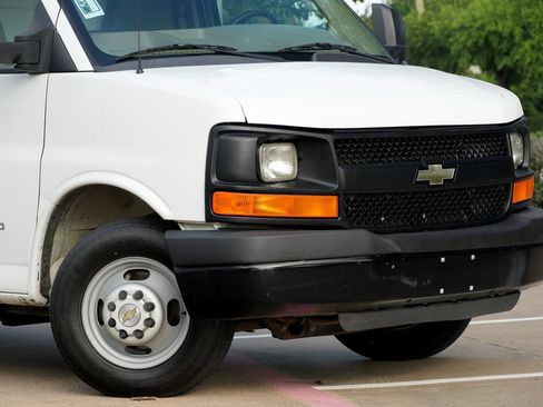 Used 2015 Chevrolet Express 4500 RWD image 3