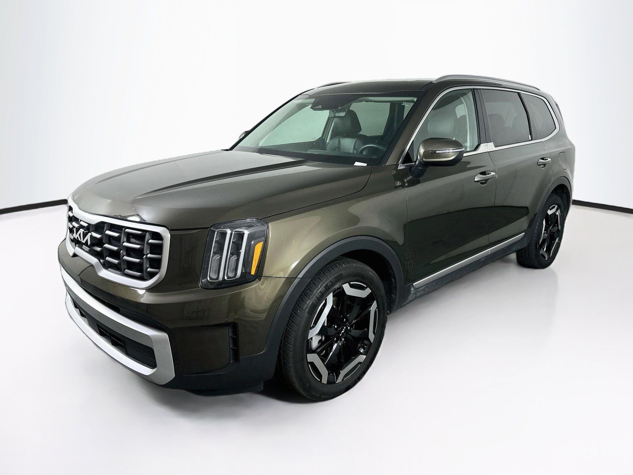 Used 2025 Kia Telluride S FWD image 3