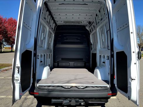 Used 2025 Mercedes-Benz Sprinter 2500 image 25