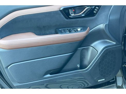 Used 2025 Subaru Forester Touring image 11