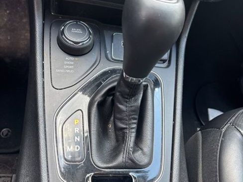 Used 2019 Jeep Cherokee Limited w/ Technology Group AWD/4WD image 13