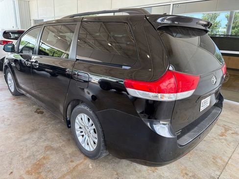 Used 2014 Toyota Sienna XLE w/ XLE Premium Package FWD image 2