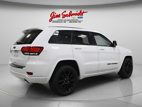 Used 2017 Jeep Grand Cherokee Altitude AWD/4WD image 5