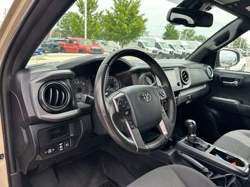 Used 2018 Toyota Tacoma TRD Sport AWD/4WD image 15