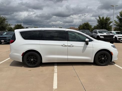 Used 2023 Chrysler Pacifica Touring-L FWD image 10