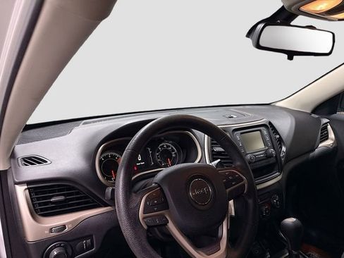 Used 2017 Jeep Cherokee Sport image 9