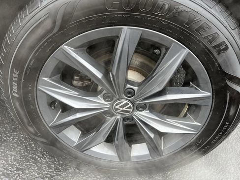 Used 2022 Volkswagen Tiguan SE w/ Panoramic Sunroof Package image 39