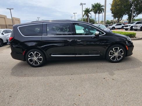 Used 2024 Chrysler Pacifica Pinnacle w/ Trailer Tow Group FWD image 3