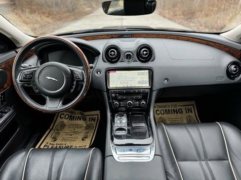 Used 2019 Jaguar XJ R-Sport image 21