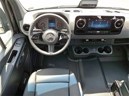 Used 2025 Mercedes-Benz Sprinter 2500 image 11
