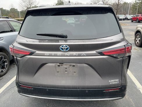 Used 2021 Toyota Sienna Limited image 4