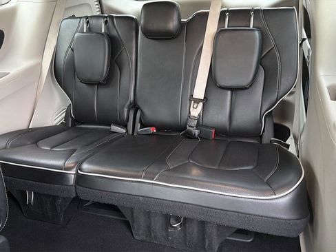 Used 2023 Chrysler Pacifica Limited image 20