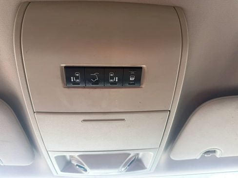 Used 2015 Chrysler Town & Country Touring image 21