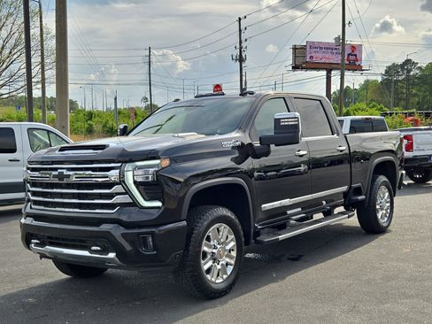 Used 2025 Chevrolet Silverado 2500 High Country w/ Technology Package AWD/4WD image 3