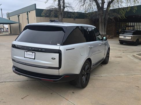 Used 2023 Land Rover Range Rover SE image 4